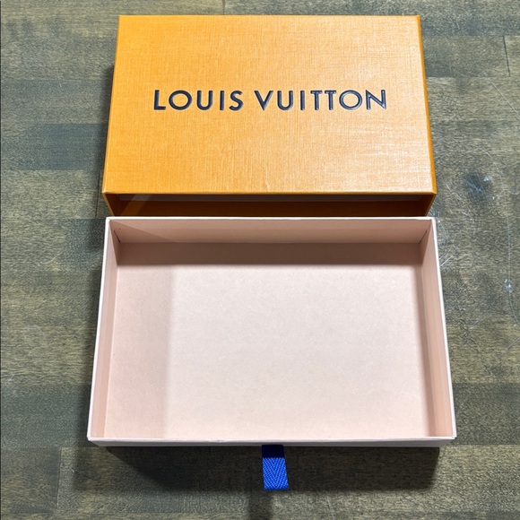 Louis Vuitton Box & Ribbon - Picture 3 of 11